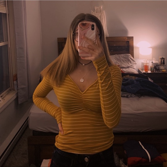 ⭐️Yellow/White Ruched Top⭐️ - Picture 3 of 3